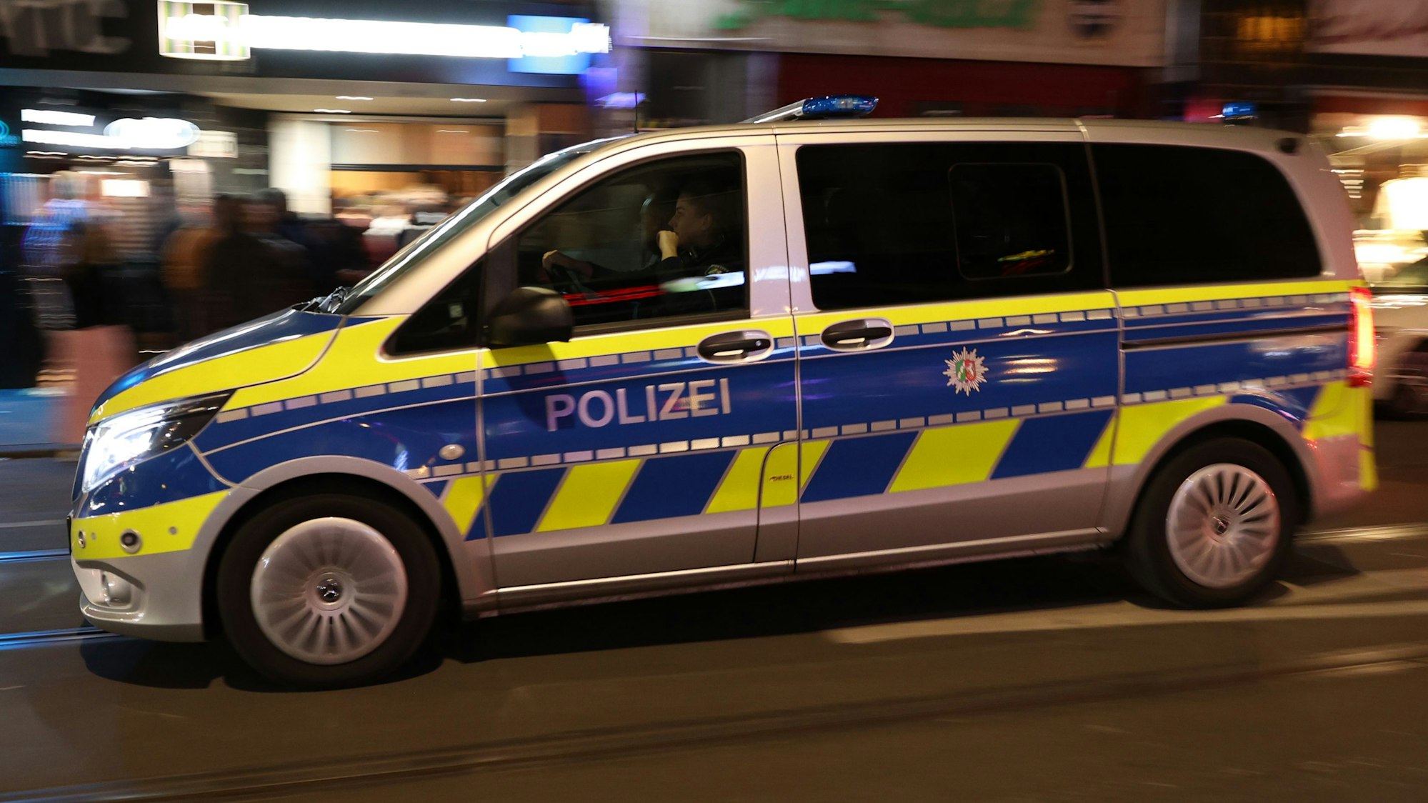 Ein Polizeifahrzeug im Einsatz.