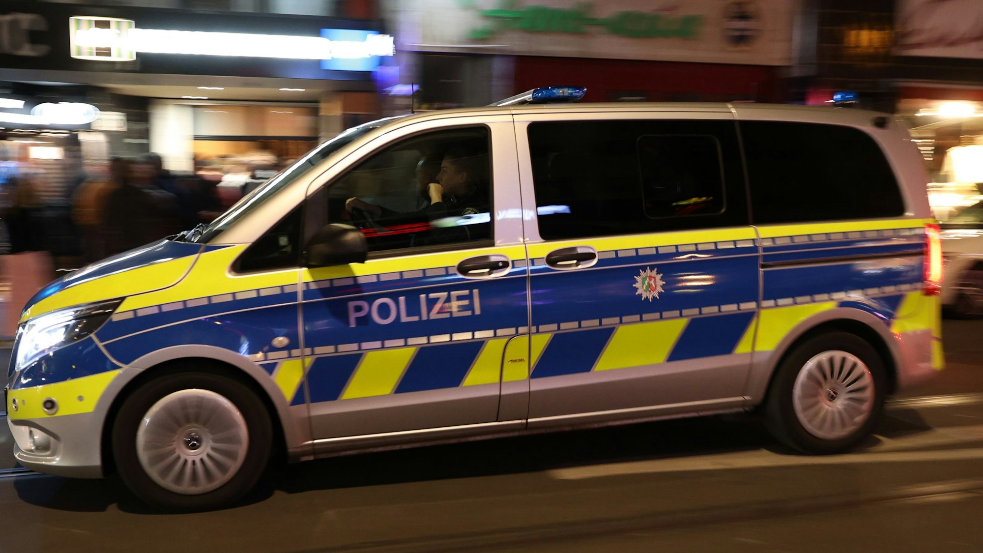 Polizeiauto auf der Zülpicher Straße