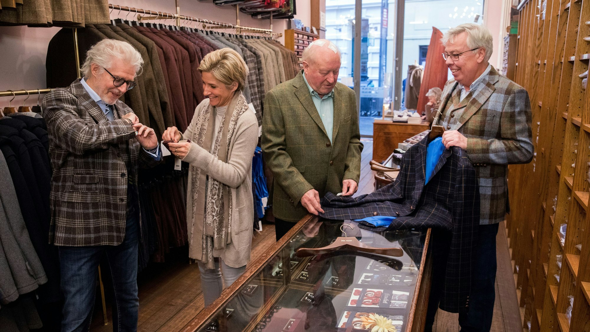 Frank Schätzing und Konrad Adenauer lassen sich von Thomas und Tina Schmitz im Laden in der Friesenstraße beraten.