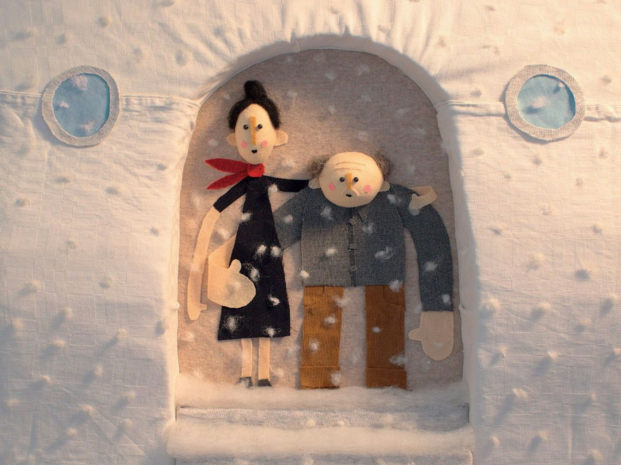 Eine junge Frau und ein alter Mann an einer Flugzeugtür, Collage aus Stoff