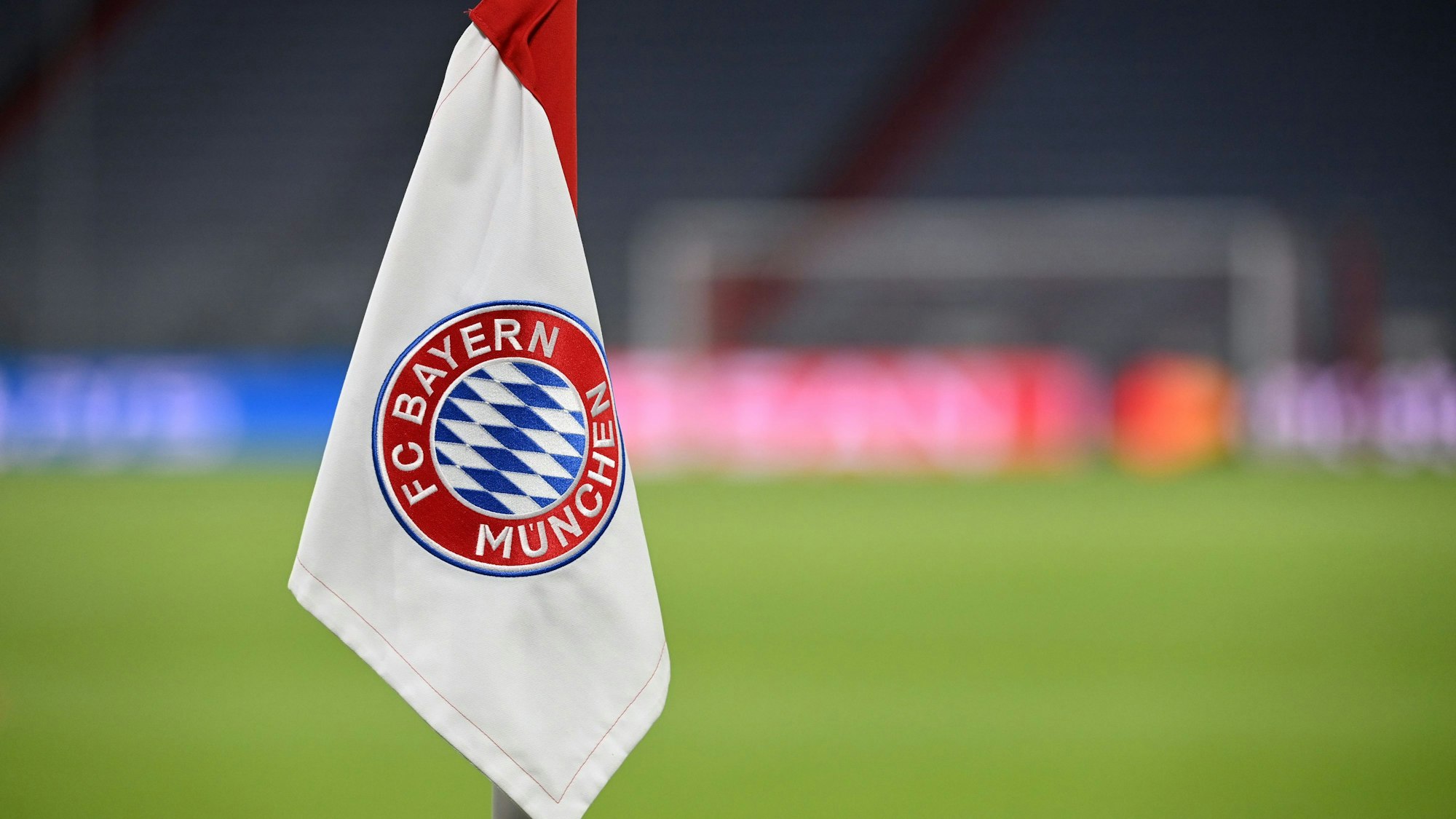 Das Vereinswappen des FC Bayern München ist auf einer Eckfahne vor einem Champions-League-Spiel gegen Paris Saint-Germain zu sehen.