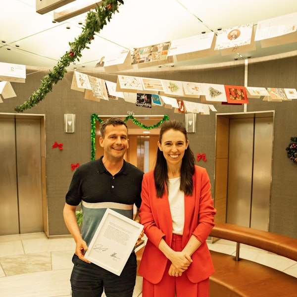 David Seymour, Vorsitzender der rechtsliberalen ACT-Partei, und Jacinda Ardern, Neuseelands Premierministerin, mit einem unterzeichneten Ausdruck des Hansard (offizielles Parlamentsprotokoll).