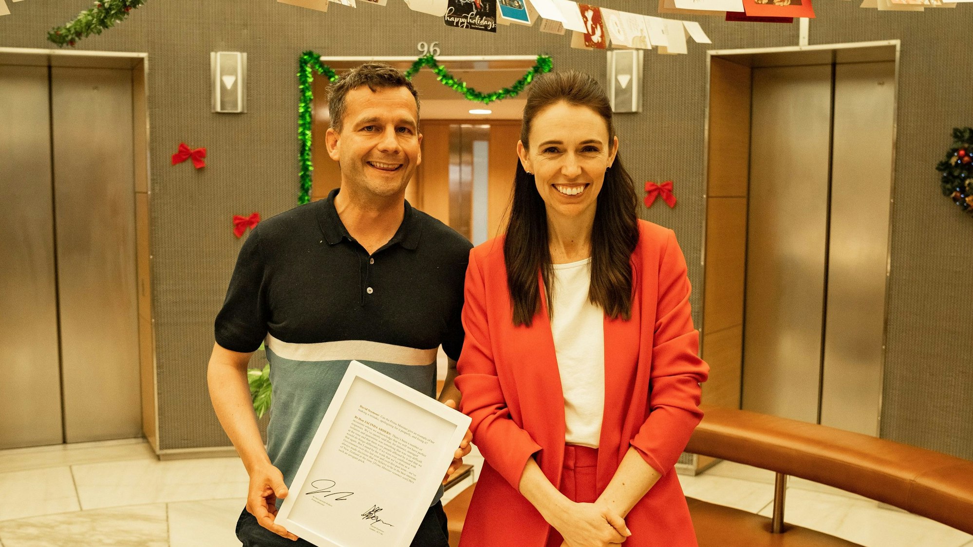 David Seymour, Vorsitzender der rechtsliberalen ACT-Partei, und Jacinda Ardern, Neuseelands Premierministerin, mit einem unterzeichneten Ausdruck des Hansard (offizielles Parlamentsprotokoll).