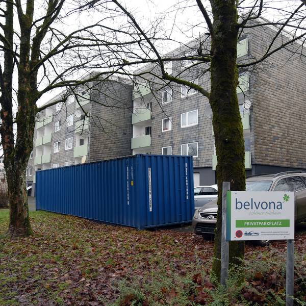 Wohnhäuser an der Danziger Straße in der Außenansicht. Davor steht ein blauer Container.