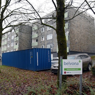 Wohnhäuser an der Danziger Straße in der Außenansicht. Davor steht ein blauer Container.