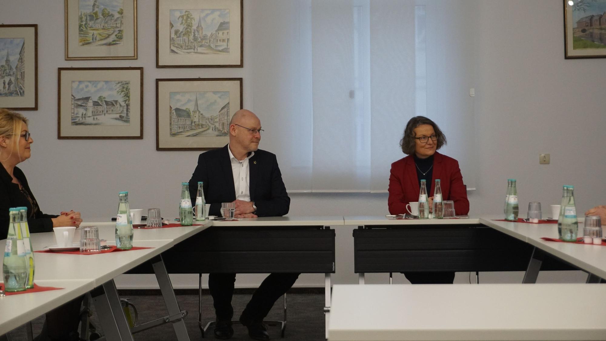 Alexander Eskes, Kämmerer und Fachbereichsleiter Zentrale Dienste und Ina Scharrenbach bei der Übergabe des Förderbescheids Wiederaufbau im Dezember 2022 an die Gemeinde Weilerswist.