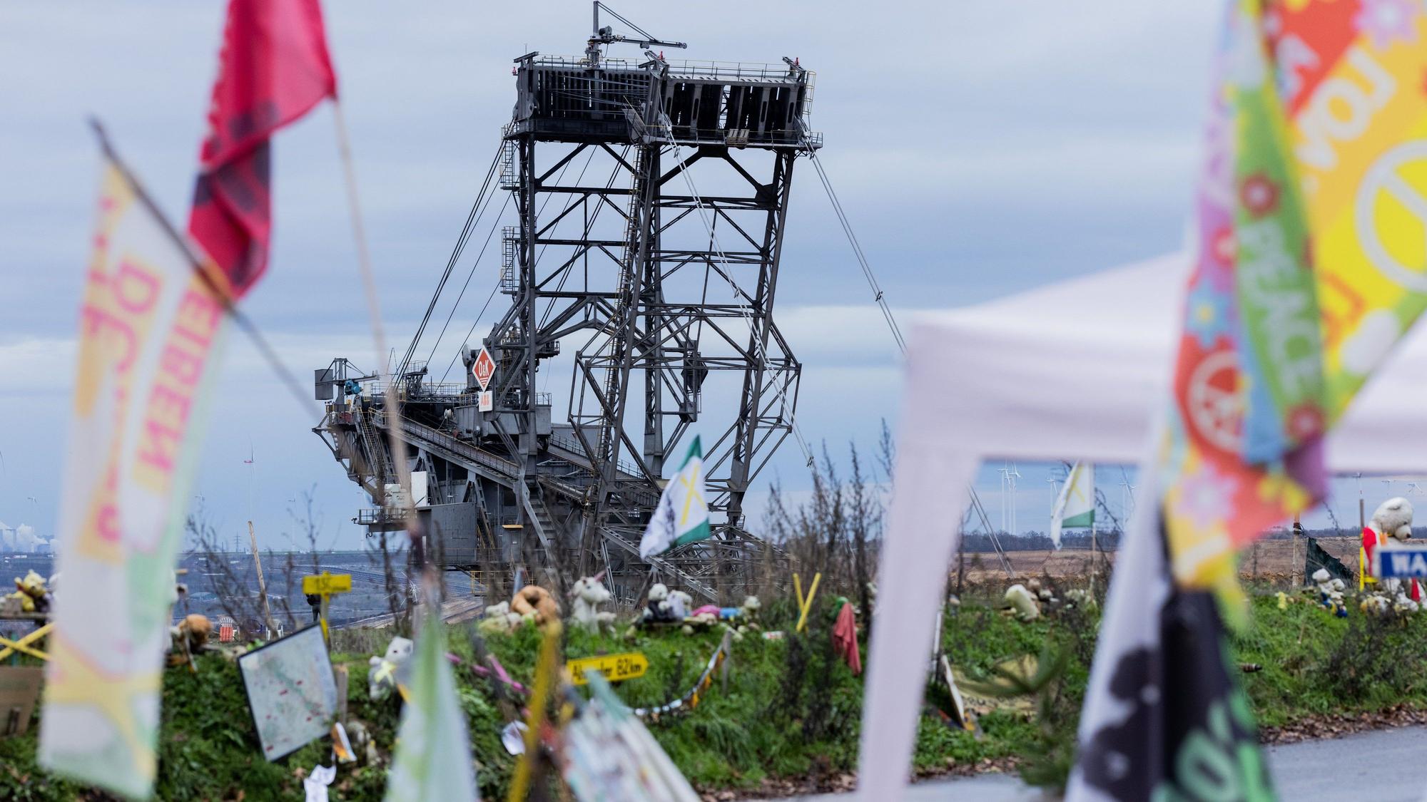 Ein Braunkohlebagger arbeitet mittlerweile in weniger als 100 Meter Entfernung des Protestcamps. Die Räumung hat das Innenministerium für den Januar 2023 angekündigt.