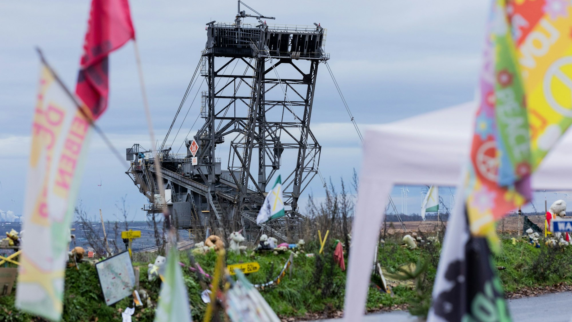 Ein Braunkohlebagger arbeitet mittlerweile in weniger als 100 Meter Entfernung des Protestcamps. Die Räumung hat das Innenministerium für den Januar 2023 angekündigt.