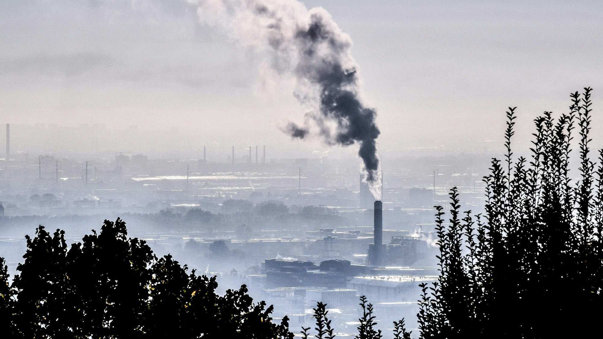 Rauch steigt aus einer Fabrik im Südosten Frankreichs.