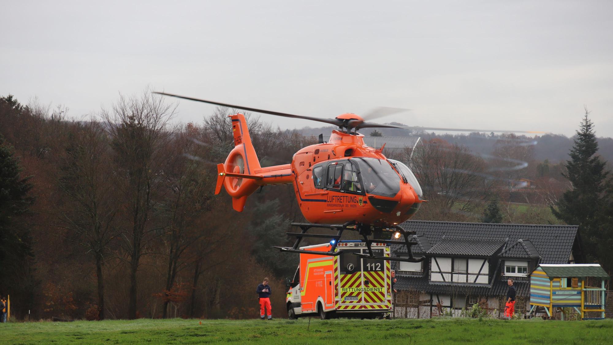 Ein Rettungshubschrauber hebt ab.