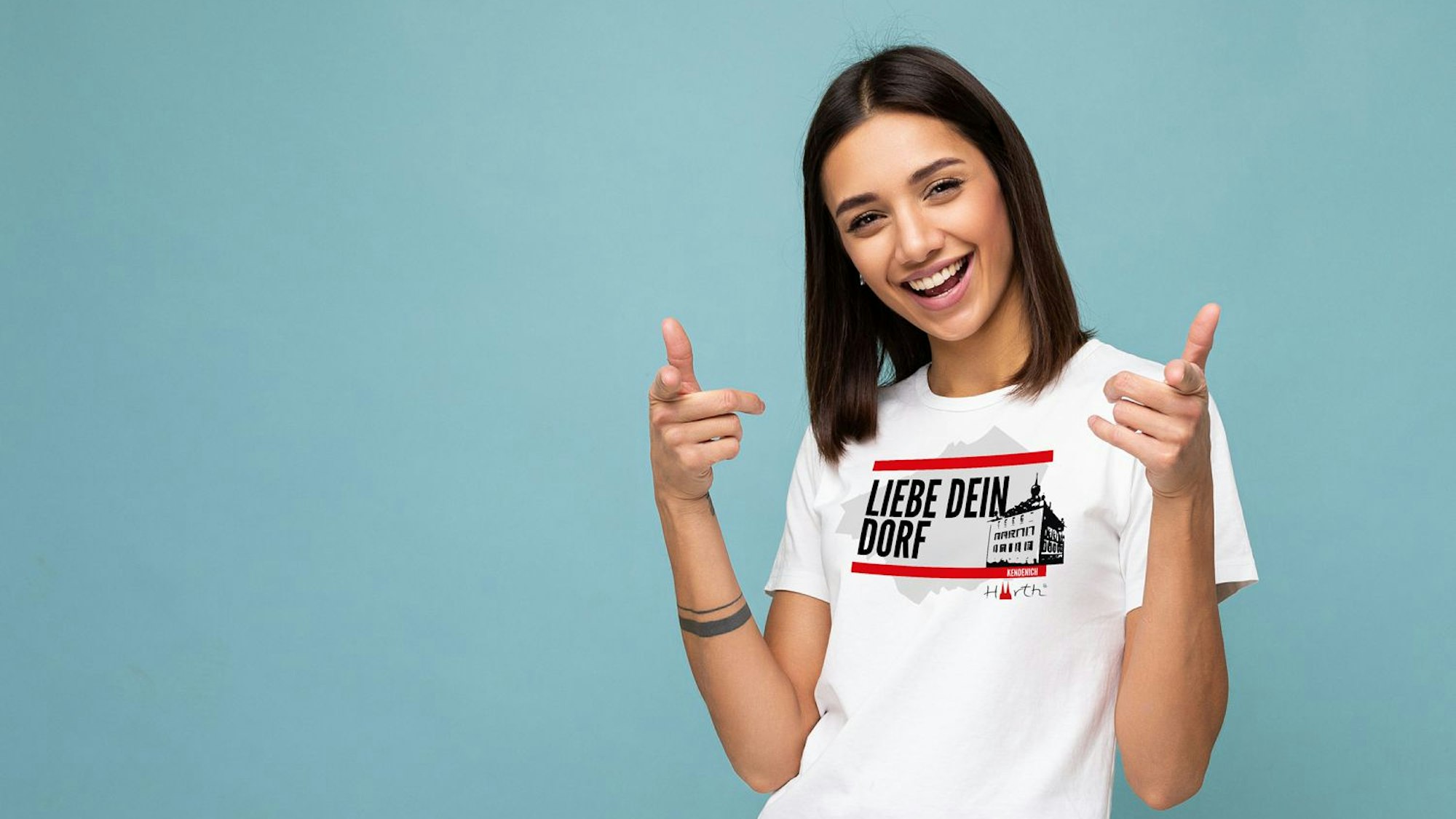Ein Model posiert mit einem Shirt der Stadt Hürth, das den Aufdruck „Liebe dein Dorf“ zeigt.