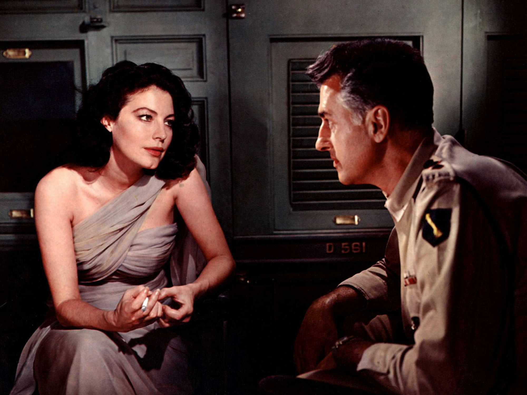Ava Gardner mit Zigarette, im Gespräch mit Stewart Granger.