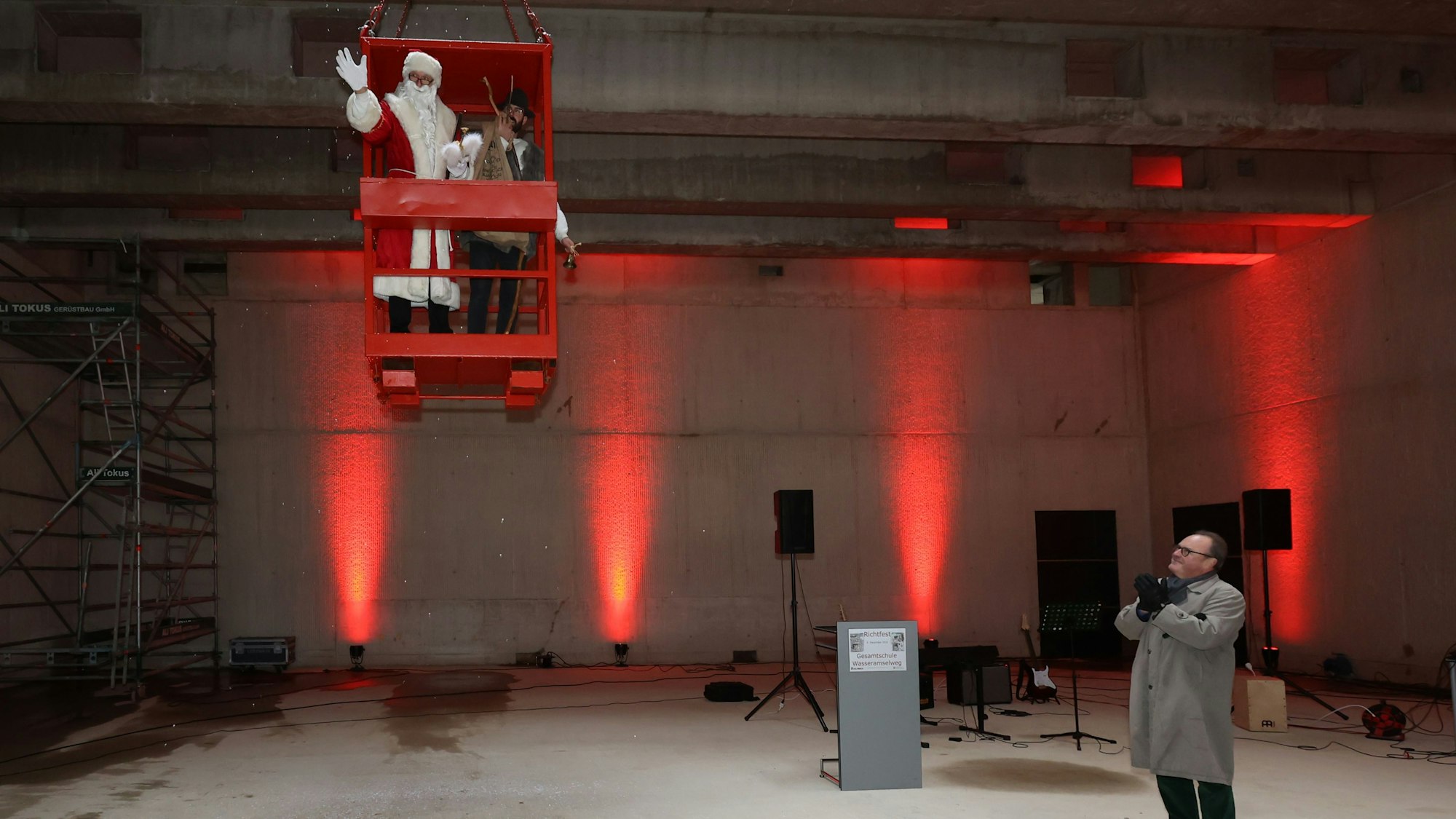 Der Neubau der Gesamtschule Wasseramselweg ist eines der zahlreichen Schulbauprojekte der Stadt. Zum Richtfest im Dezember schwebt der Nikolas per Baukran ein.