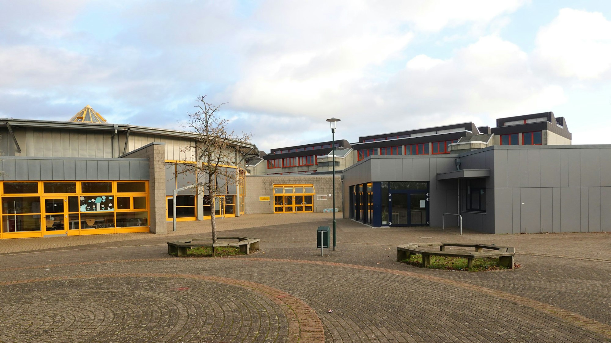 Auf dem Foto ist die Willy-Brandt-Gesamtschule in Kerpen von außen zu sehen.