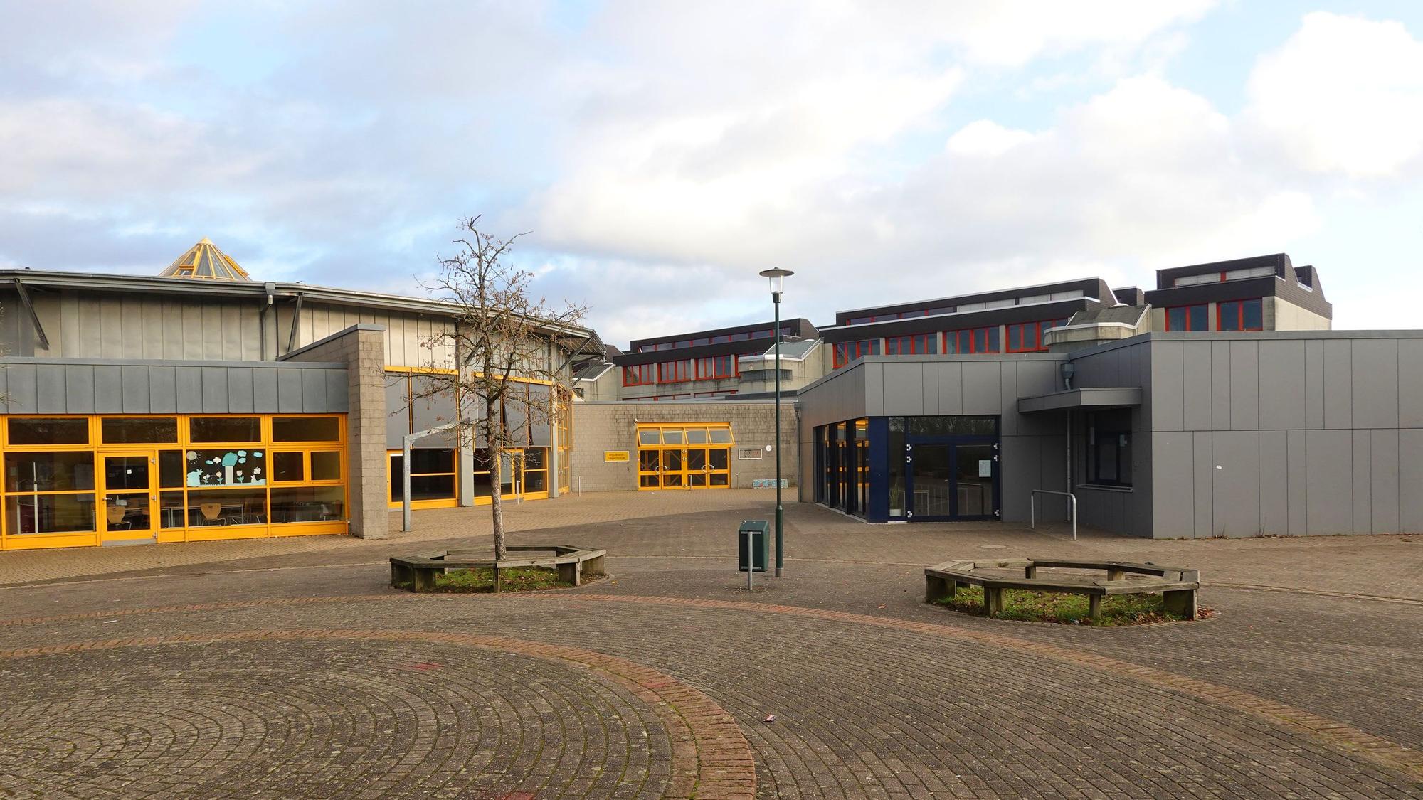 Das Foto zeigt den Schulhof einer Schule.