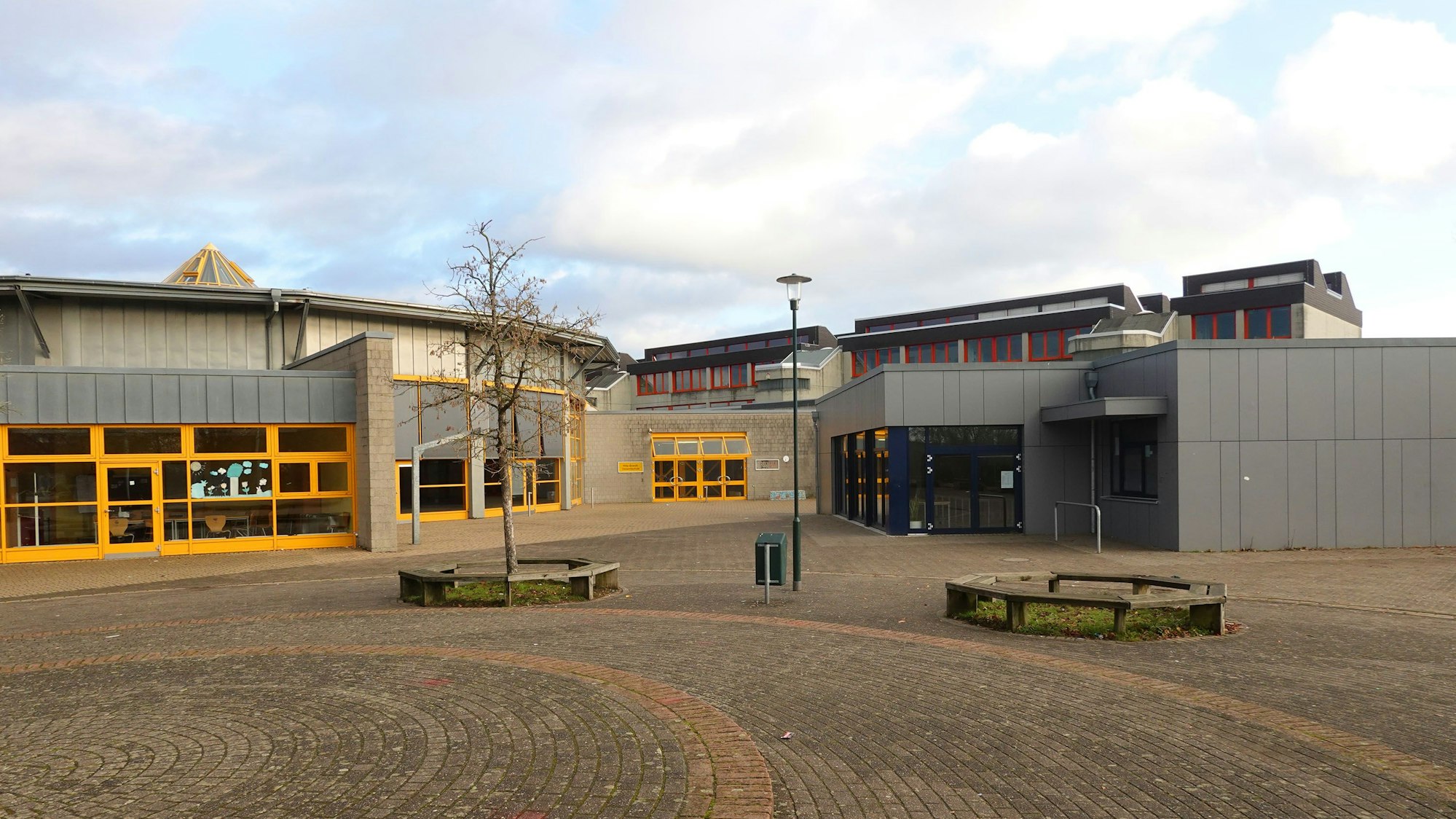 Das Foto zeigt den Schulhof einer Schule.