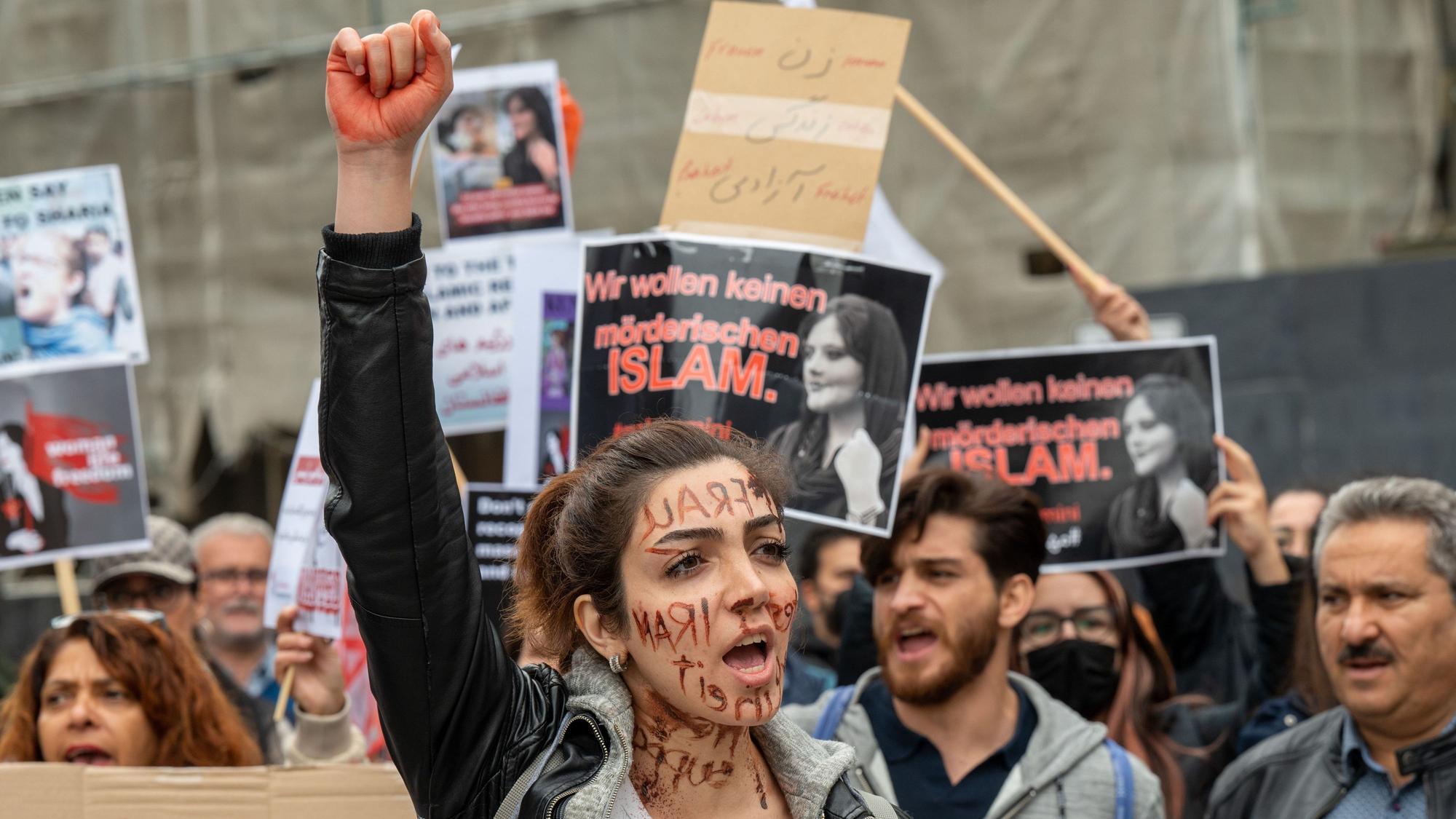 Iraner demonstrieren vor dem Dom. Motto: In Solidarität mit den kämpfenden Menschen im Iran und gegen die Ermordung von Mahsa Amini.