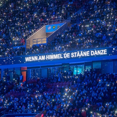 Weihnachtskaraoke für Kölsche: Zehntausende singen „Stääne“ von den Klüngelköpp.