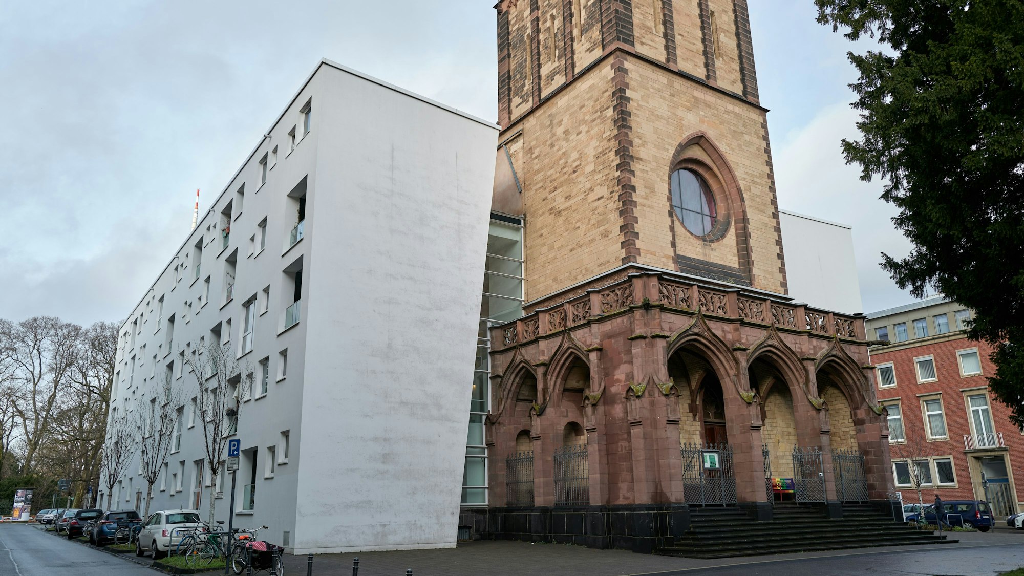 21.12.2022, Christuskirche Köln, Außenaufnahme des Hauptschiffs beim Portrait von Tim Lahr, Pastor zum queeren Weihnachtsgottesdienst, Foto: Christian Festag