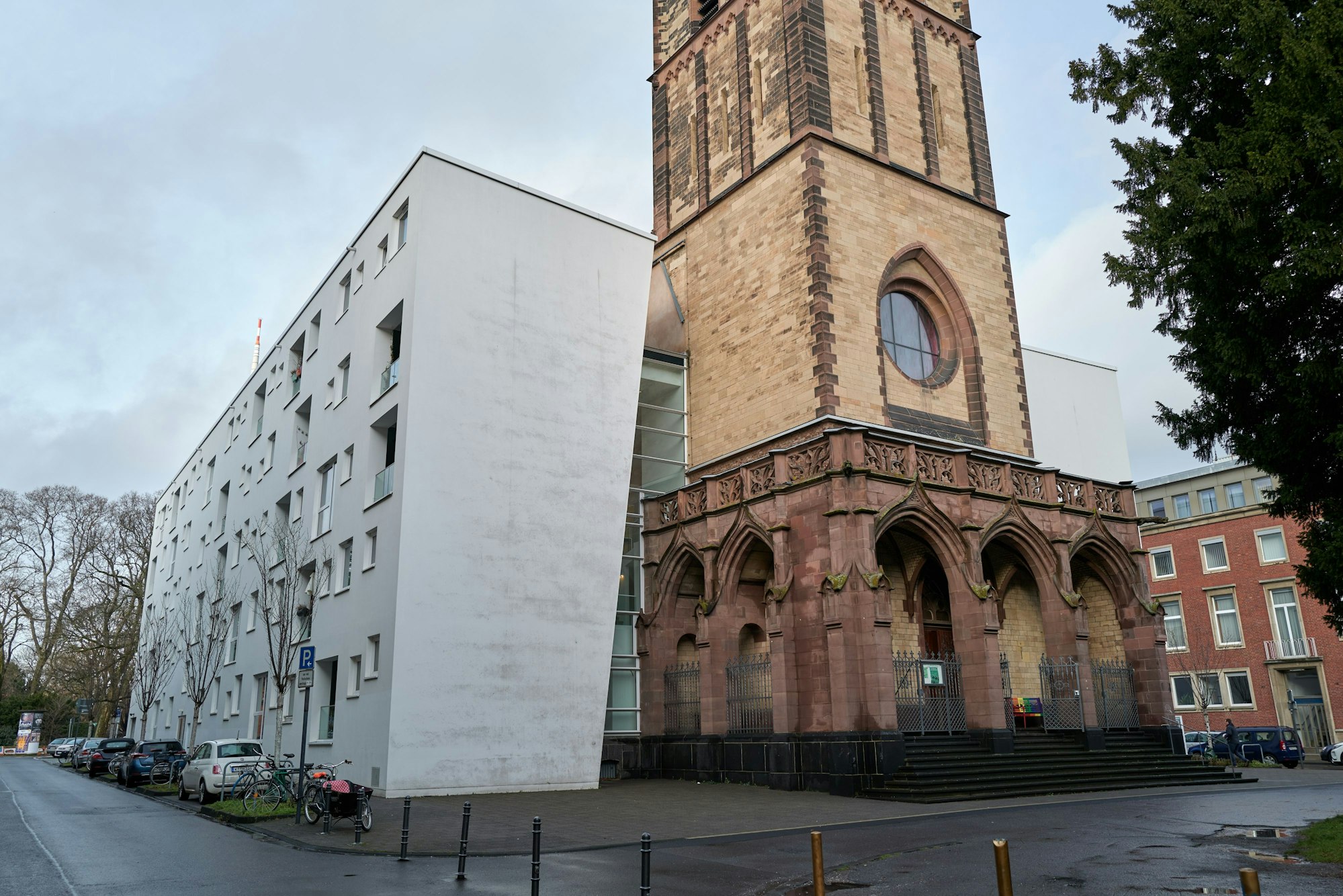 21.12.2022, Christuskirche Köln, Außenaufnahme des Hauptschiffs beim Portrait von Tim Lahr, Pastor zum queeren Weihnachtsgottesdienst, Foto: Christian Festag