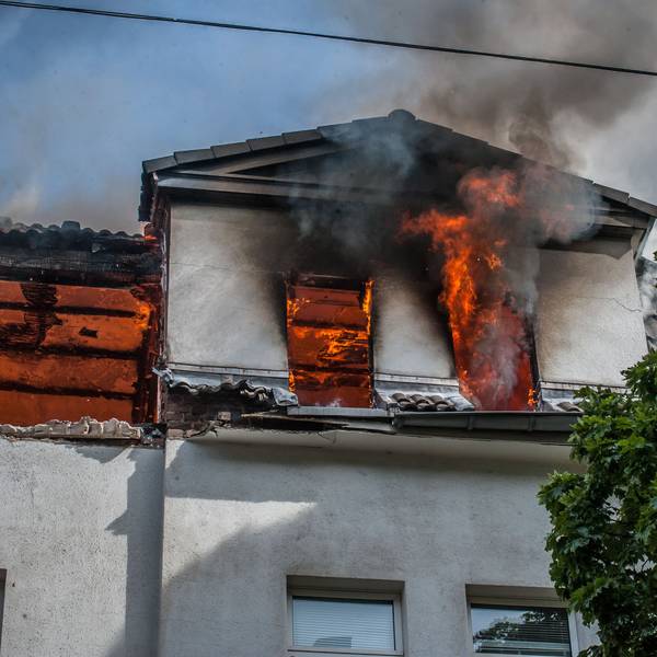 Brand nach Explosion Opladen Feuerwehr.