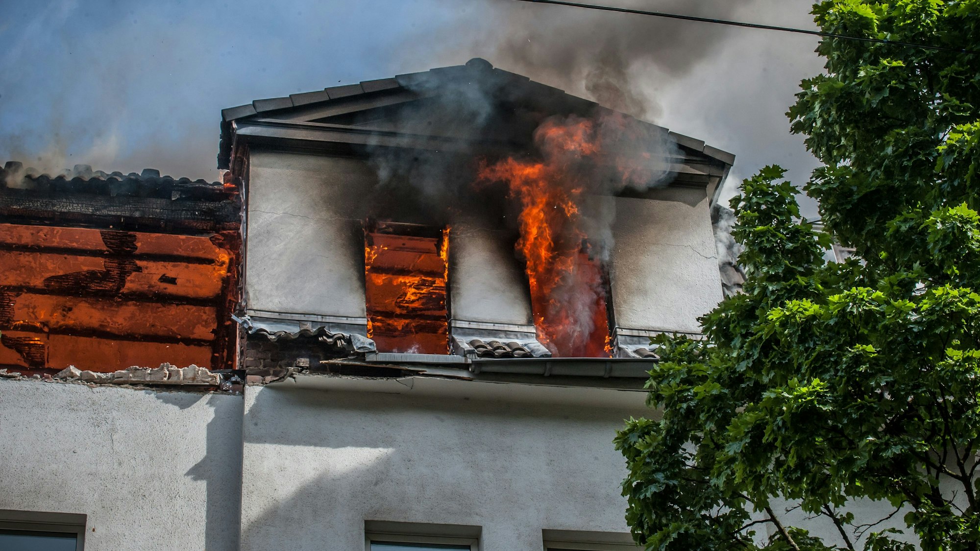 Brand nach Explosion Opladen feuerwehr. Foto: Ralf Krieger