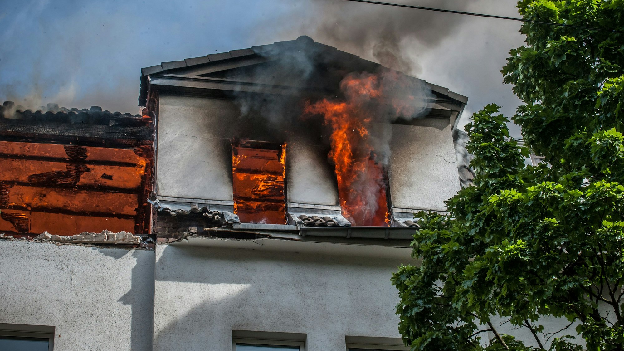 Brand nach Explosion Opladen Feuerwehr.