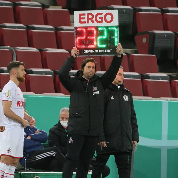 Im DFB-Pokal-Spiel des 1. FC Köln gegen den Hamburger SV zeigt Marius Laux die Einwechslungen von Anthony Modeste und Jan Thielmann an.