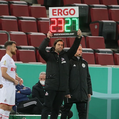 Im DFB-Pokal-Spiel des 1. FC Köln gegen den Hamburger SV zeigt Marius Laux die Einwechslungen von Anthony Modeste und Jan Thielmann an.