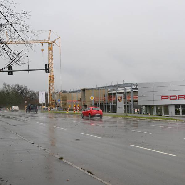 Das Porsche-Zentrum in Meisheide ist bereits eine Baustelle. Auf Plakaten wird der Ausbau angekündigt.