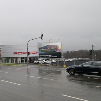 Das Porsche-Zentrum in Meisheide ist bereits eine Baustelle. Auf Plakaten wird der Ausbau angekündigt.
