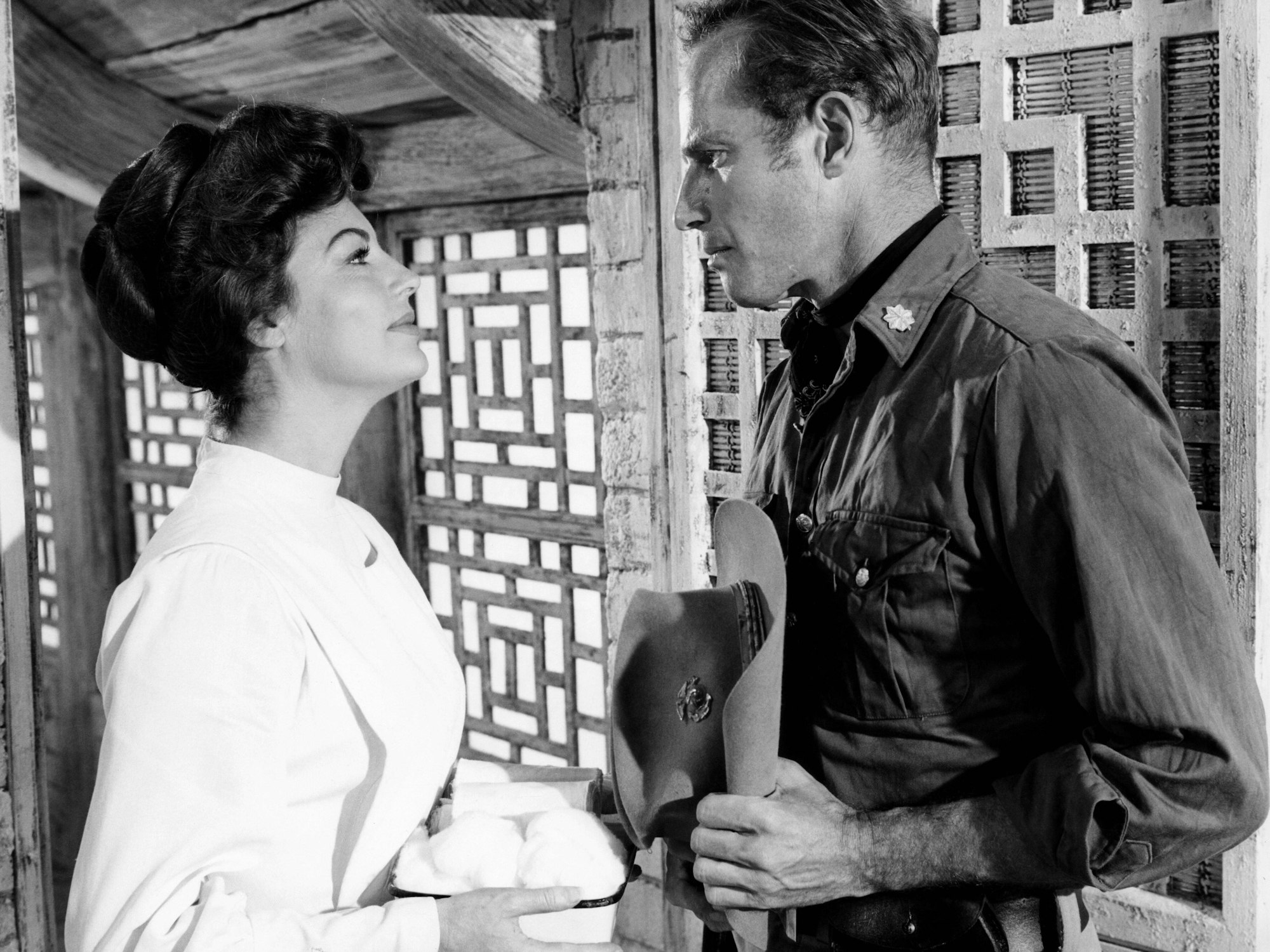 Ava Gardner und Charlon Heston reden miteinander.
