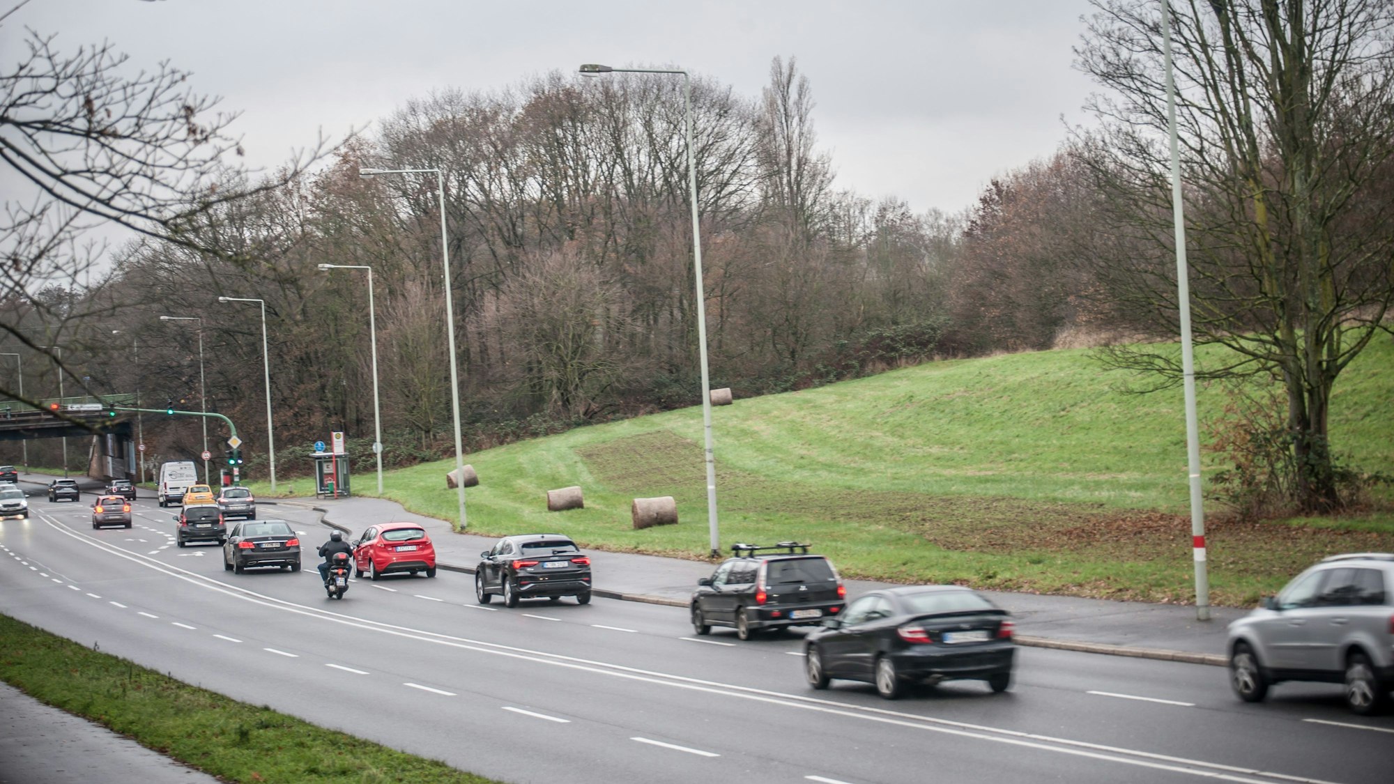 Unter dem grünen Hügel rechts neben dem Willy-Brandt-Ring verbirgt sich die Deponie Petersberg.
