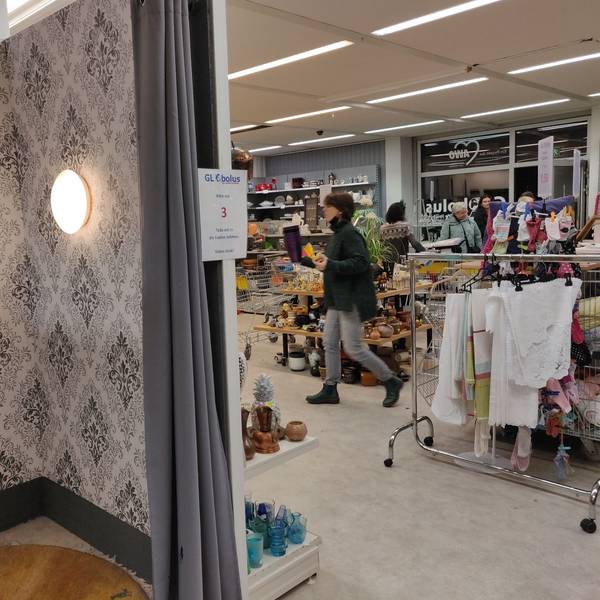 Verkaufsraum und Umkleidekabine im Sozialkaufhaus in Leichlingen