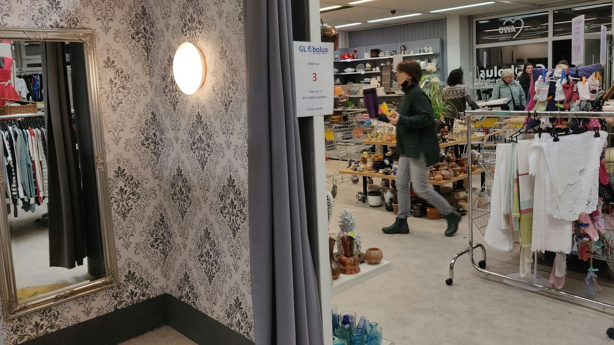 Verkaufsraum und Umkleidekabine im Sozialkaufhaus in Leichlingen