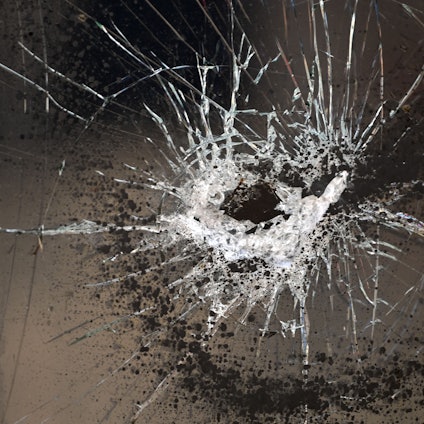 Nahaufnahme einer zerstörten Scheibe.