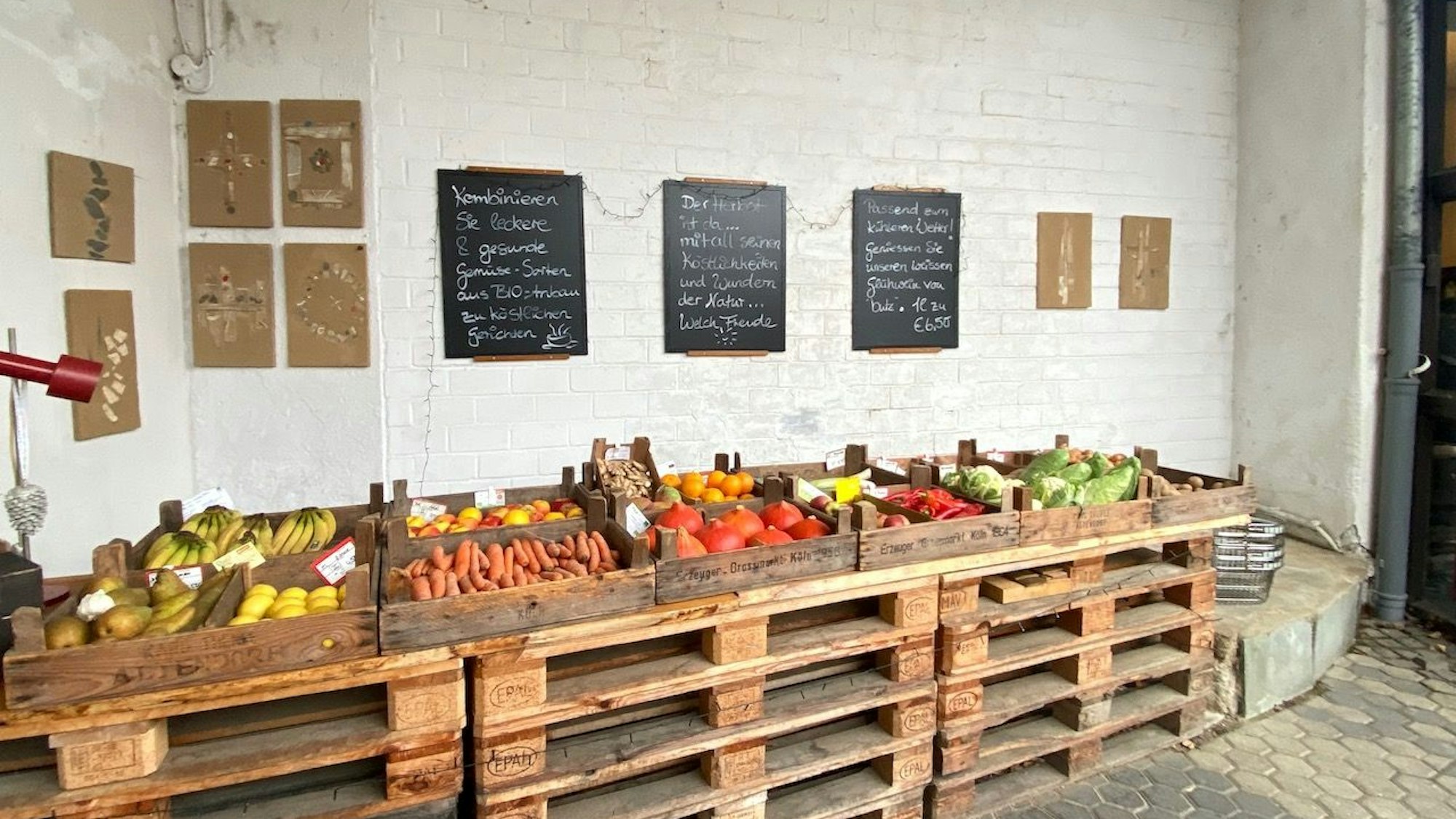 Obst und Gemüse auf Paletten