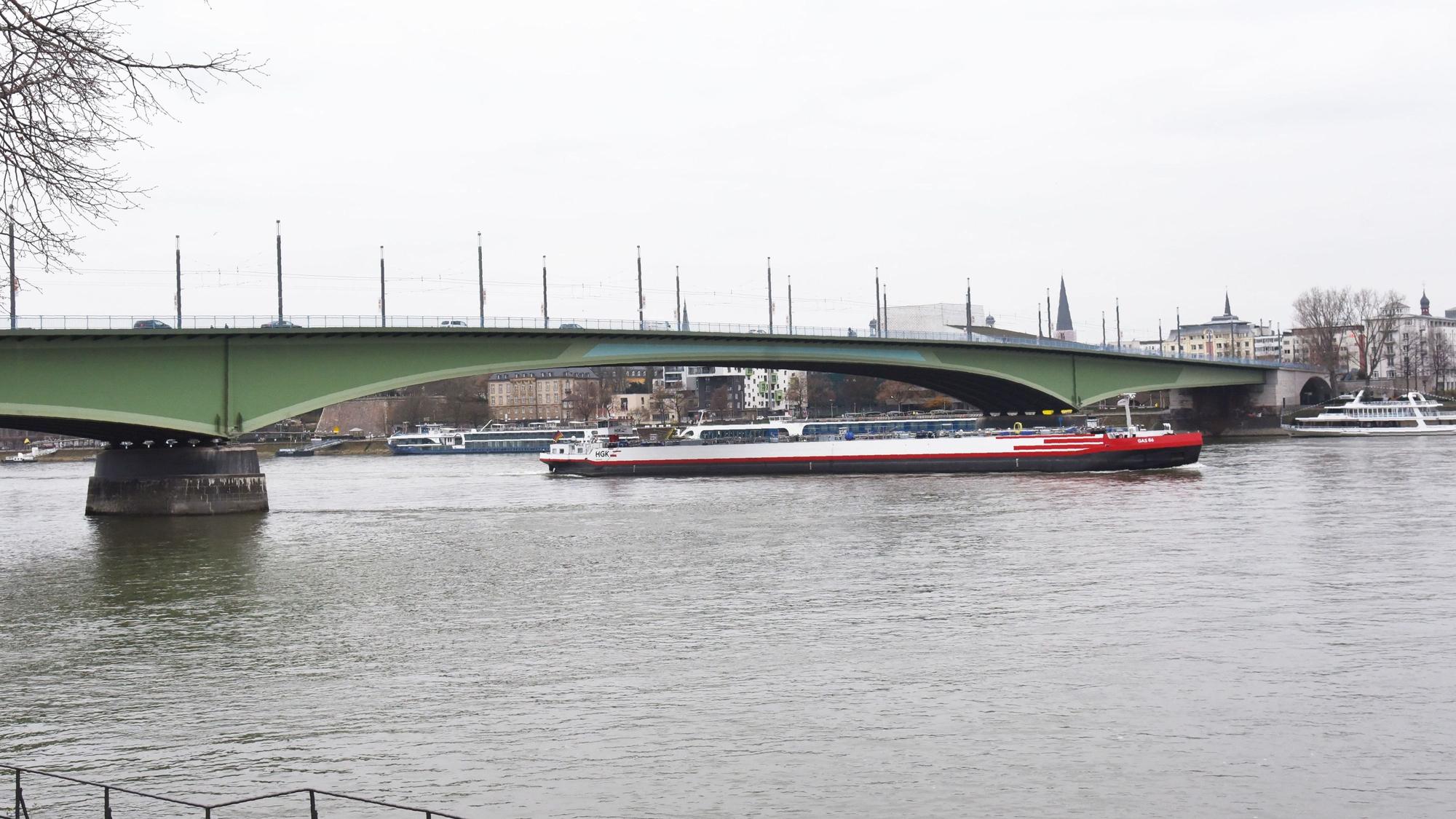 Die Kennedybrücke über den Rhein in Bonn