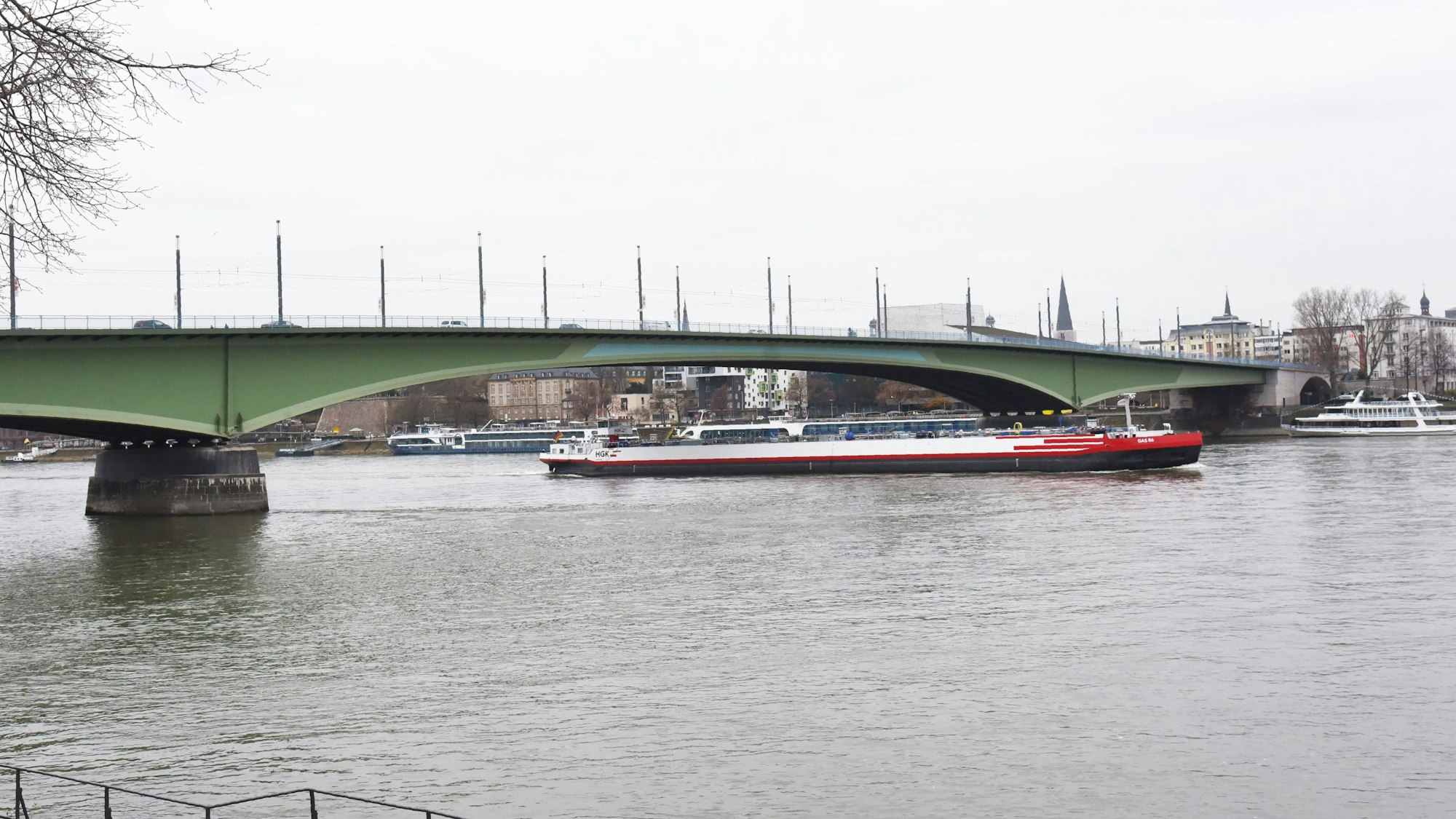 Die Kennedybrücke über den Rhein in Bonn