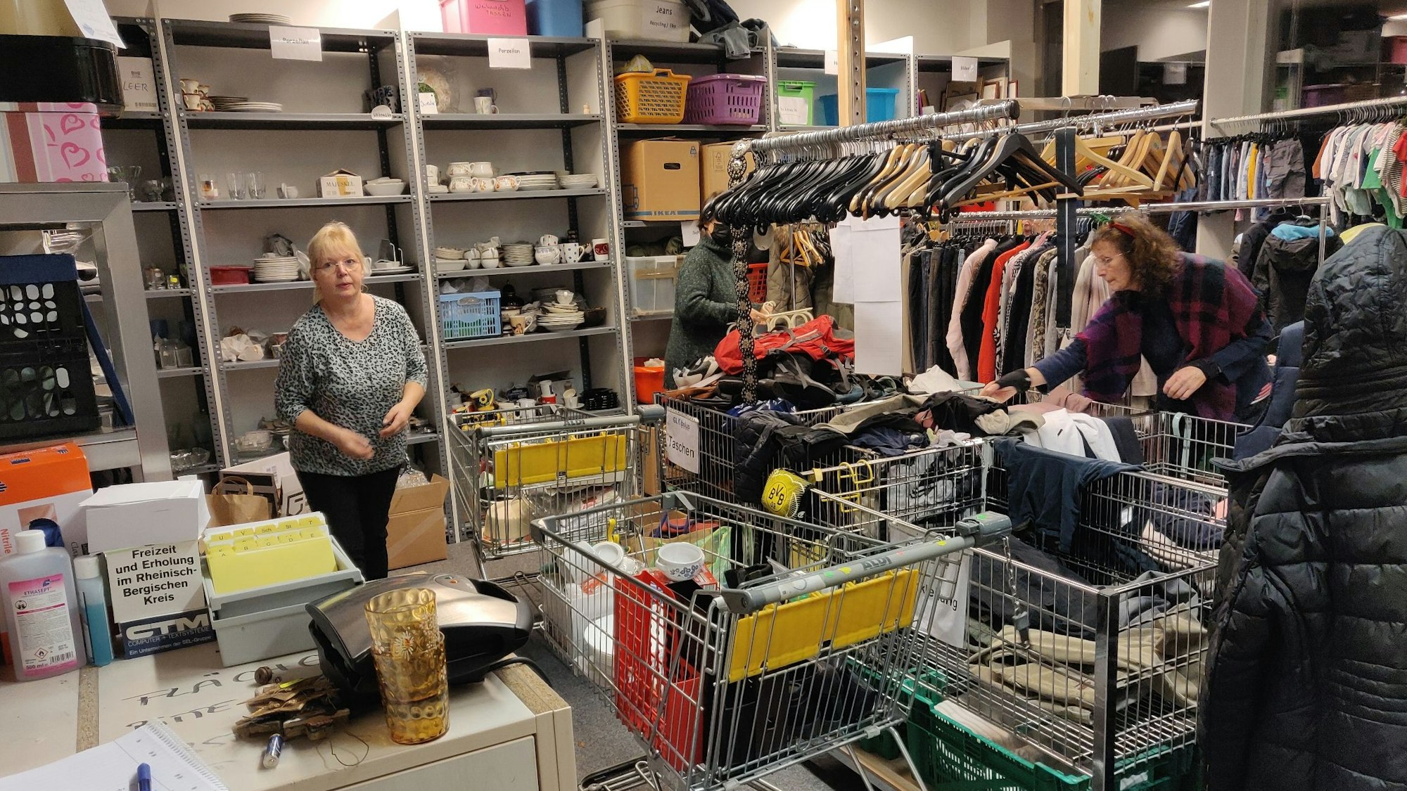 Im Lagerraum des Sozialkaufhauses wird Saisonware und Nachschub sortiert.