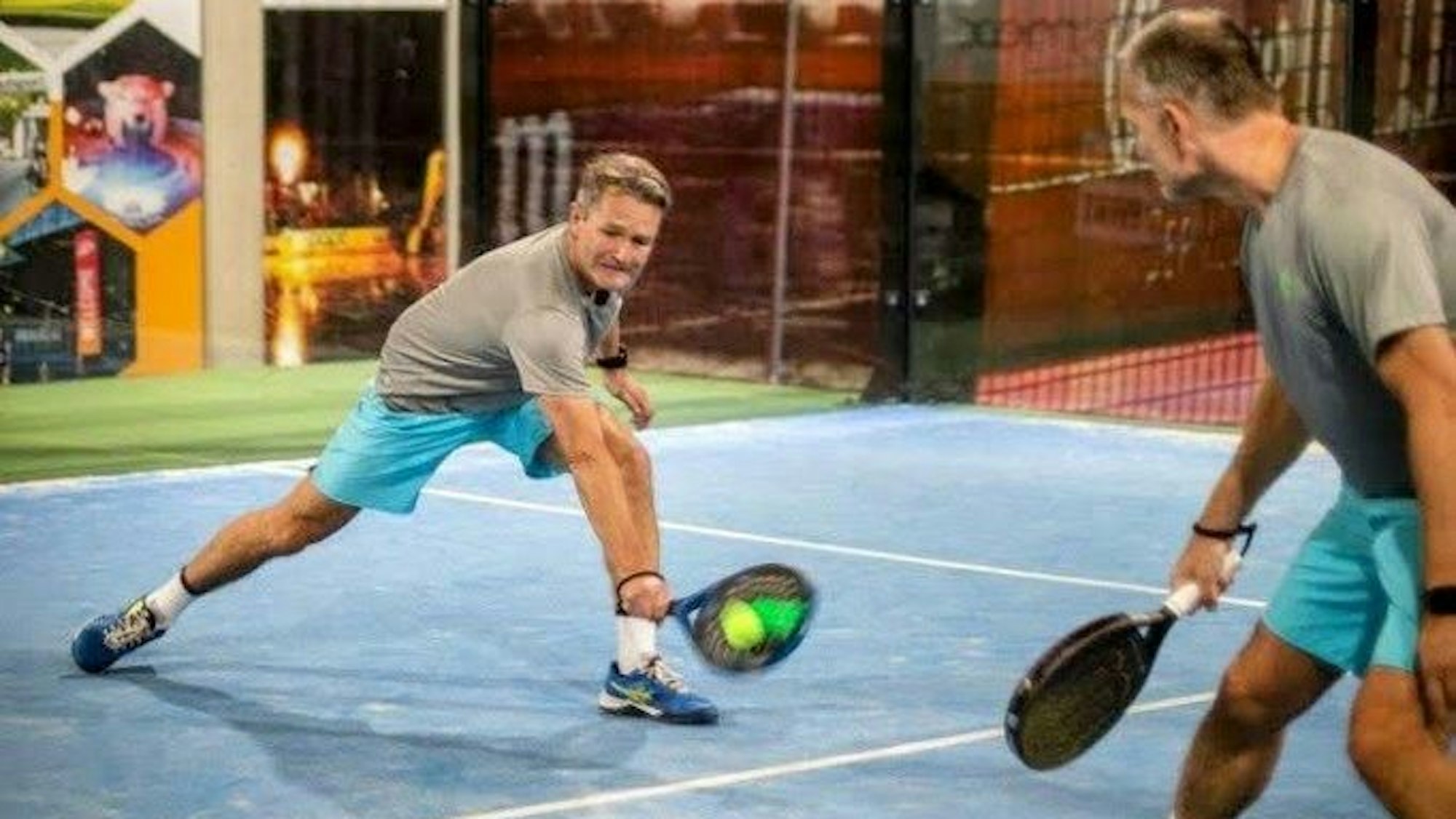 Henrik Beuning schlägt den Ball kurz nach der Bodenberührung wieder zurück in das andere Feld.