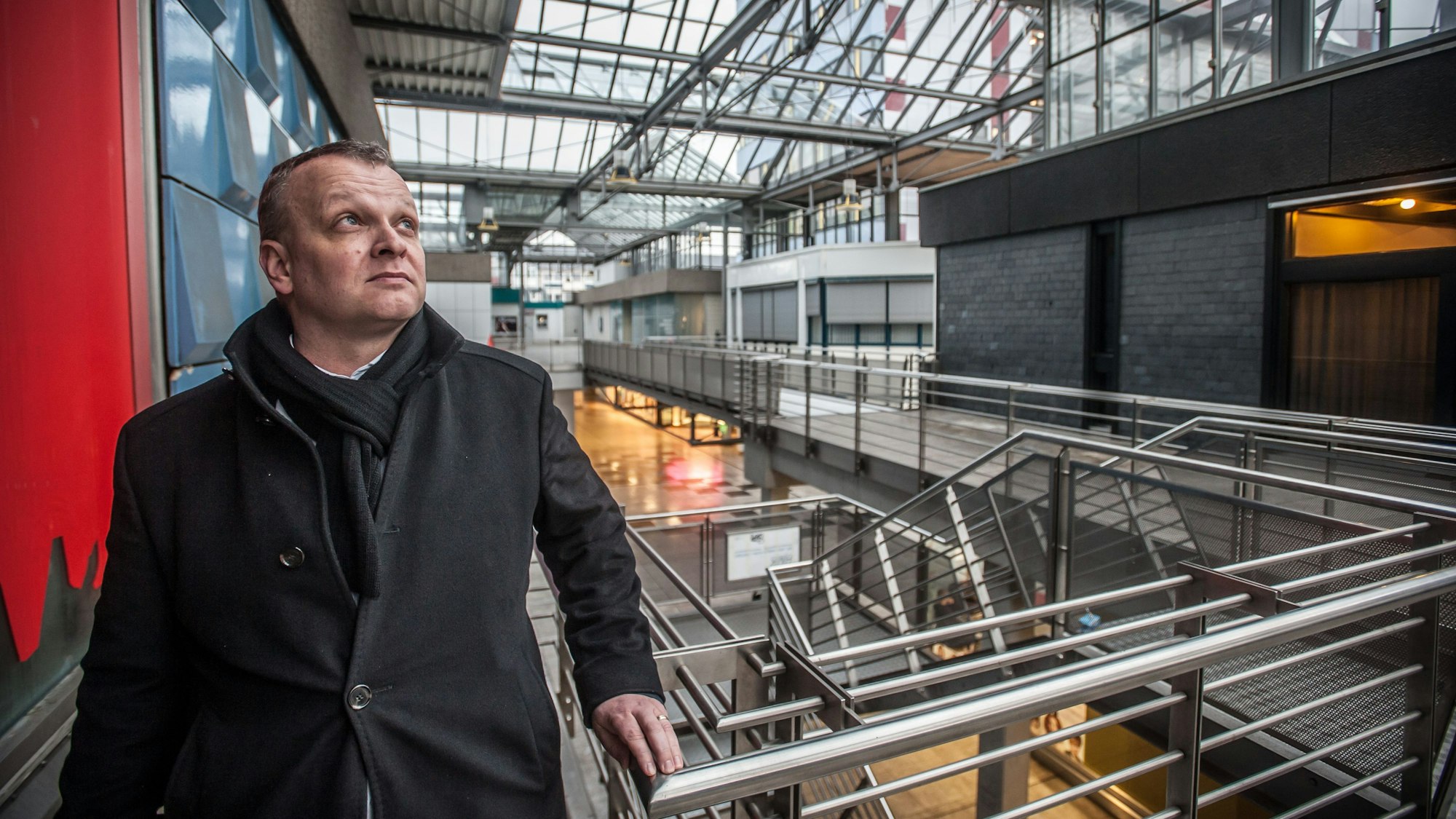 Björn Krischick, Geschäftsführer der Stadtteilentwicklungsgesellschaft Wiesdorf/Manfort, steht in der City C und schaut auf das Glasdach hinauf