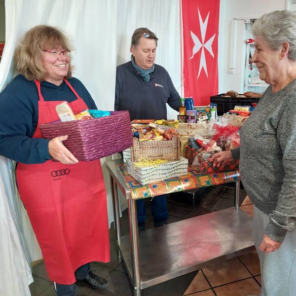 Malteser Tafel: Das Bild zeigt Petra Drehert und Gerhard Kunst, die die Tafel an der Steinstraße 6 leiten, mit einer Kundin.