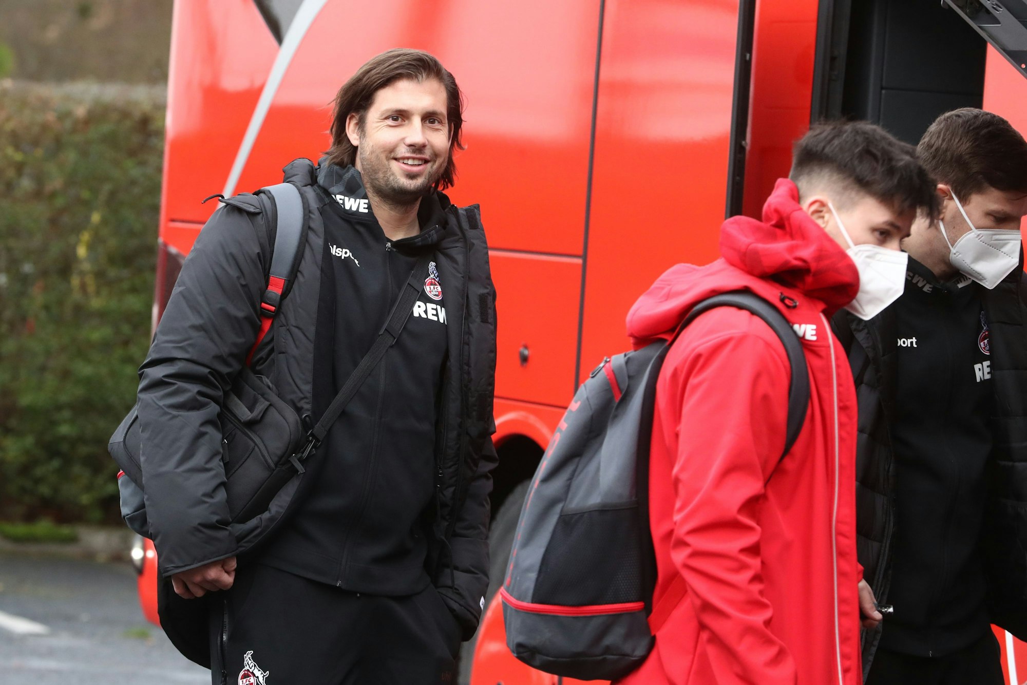 Abfahrt zum Auswärtsspiel in Berlin, Marius Laux vor dem Einstieg in den Mannschaftsbus