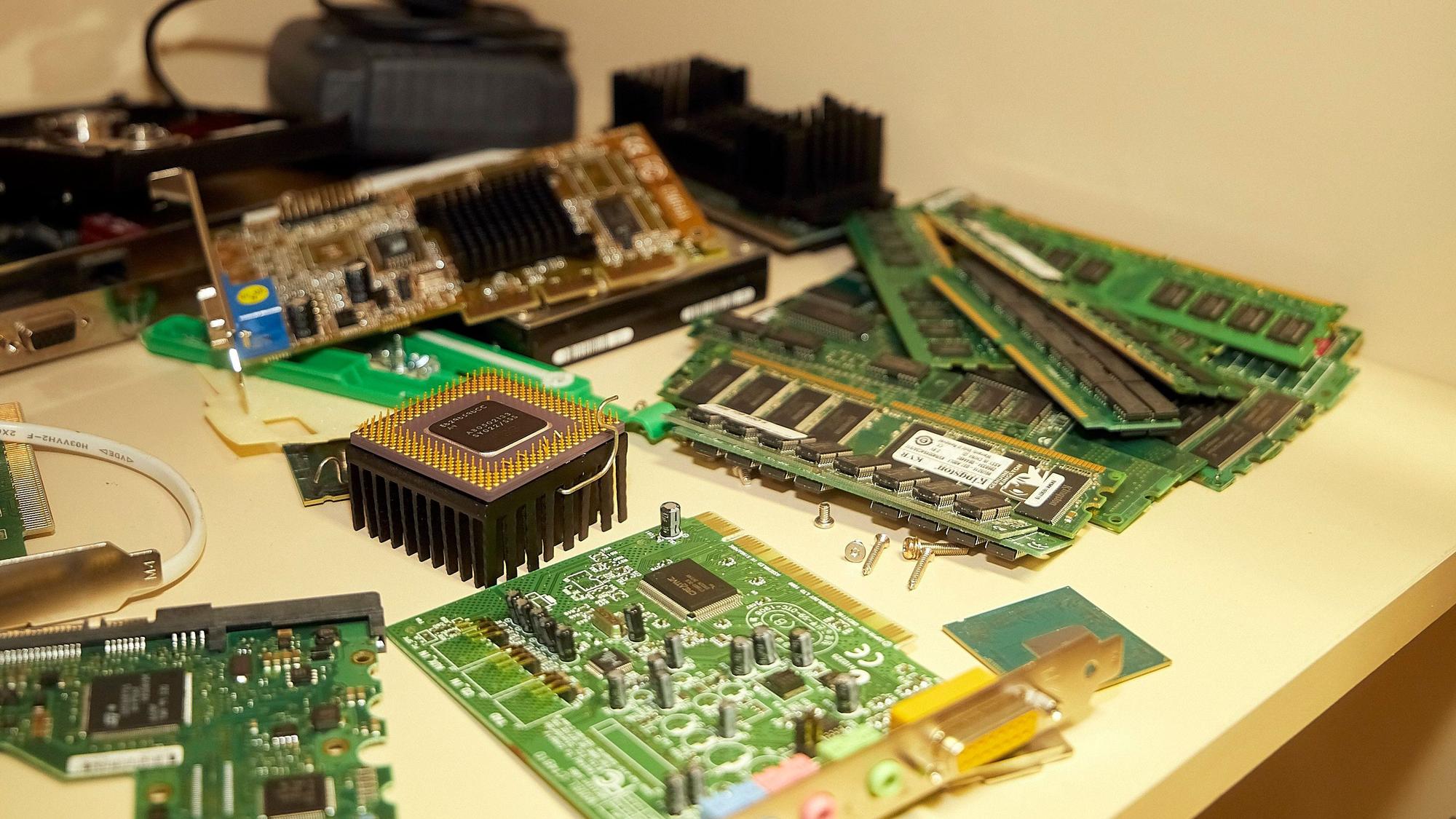 Auf einem Tisch sind die unterschiedlichsten Platinen und Steckbauteile von Computern ausgebreitet.
