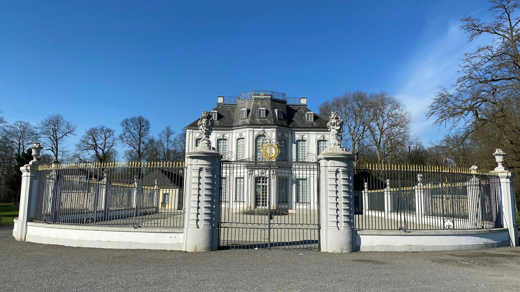 Das Schloss Falkenlust in Brühl von außen