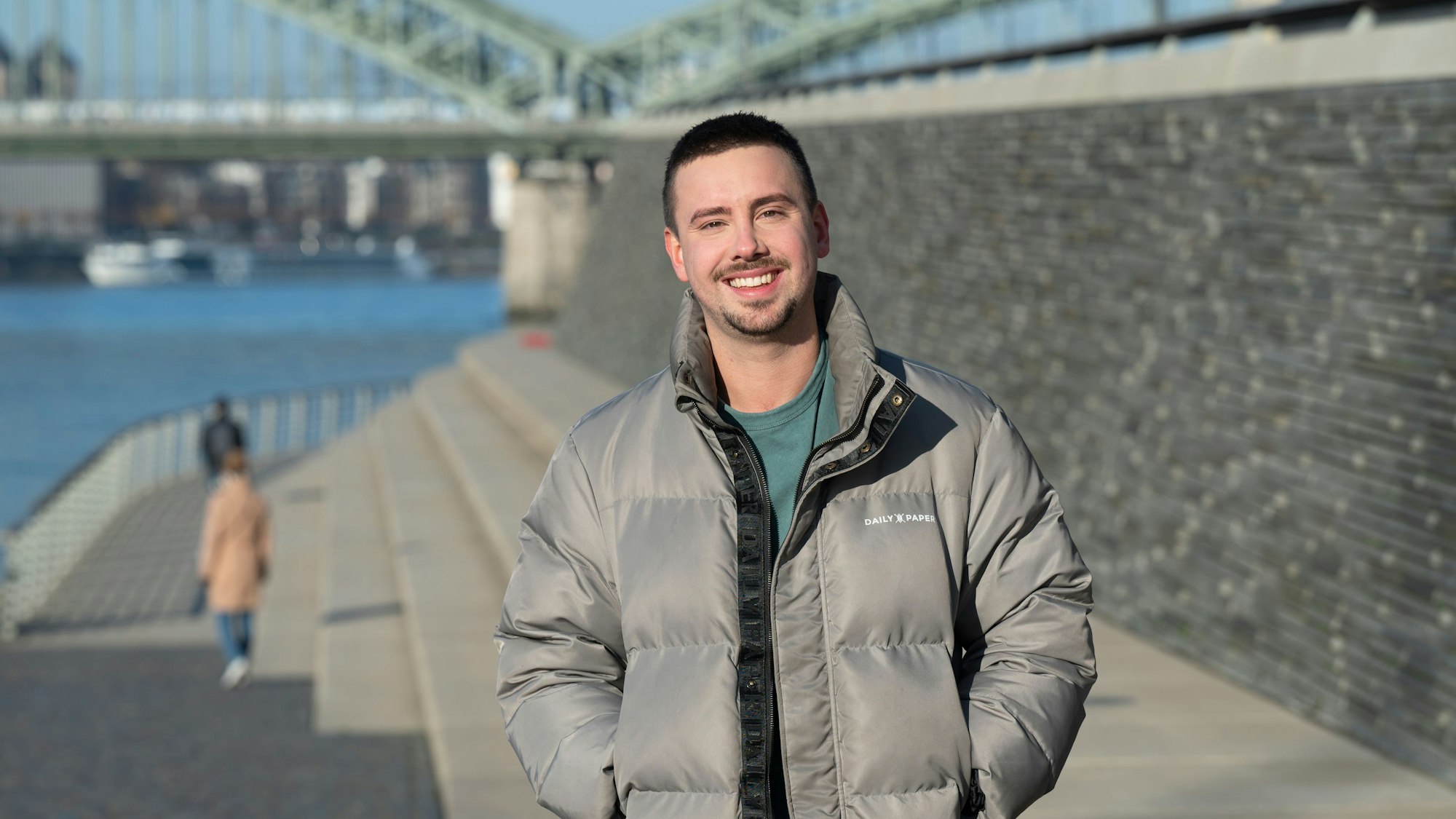 Sebastian Wurth steht am Rheinufer.