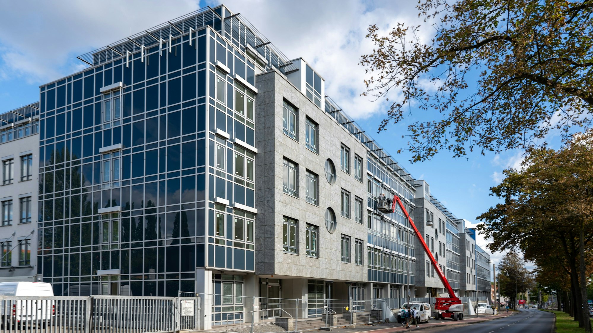 Glasfassade des Gymnasiums zur Straße hin.