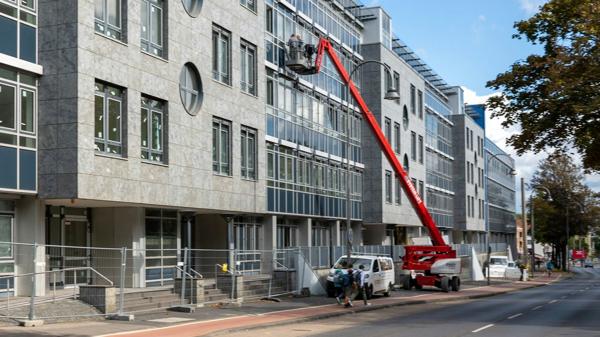 Die Fassade des neuen Gymnasiums in der Aachener Straße 744.
