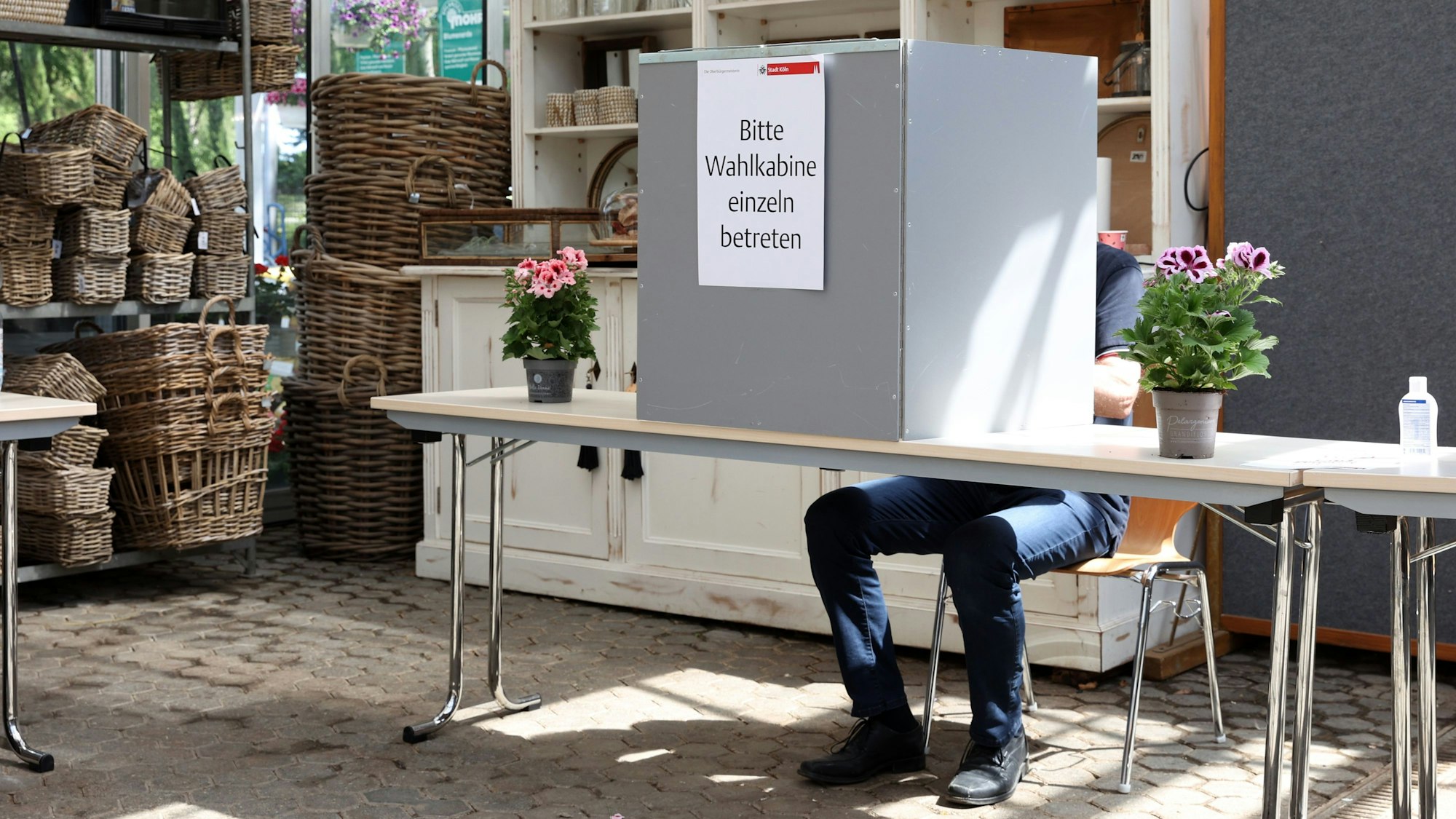 Die Wahllokale zur Landtagswahl 2022 in Nordrhein-Westfalen sind über die ganze Stadt verteilt: Gewählt wird auch in einem Gartencenter in Köln-Hahnwald.